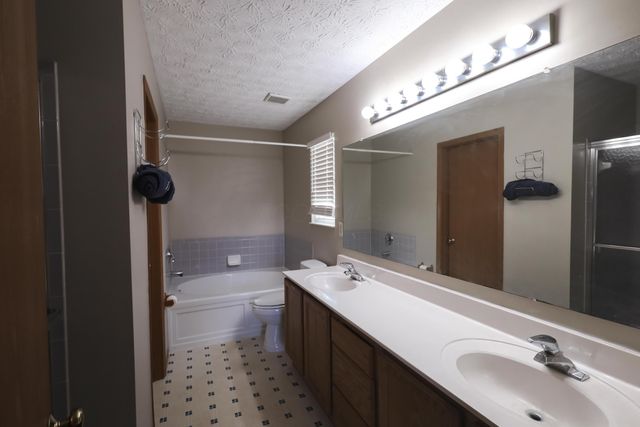 2062 Summer Banks Drive, Grove City, OH 43123