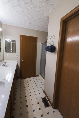 2062 Summer Banks Drive, Grove City, OH 43123