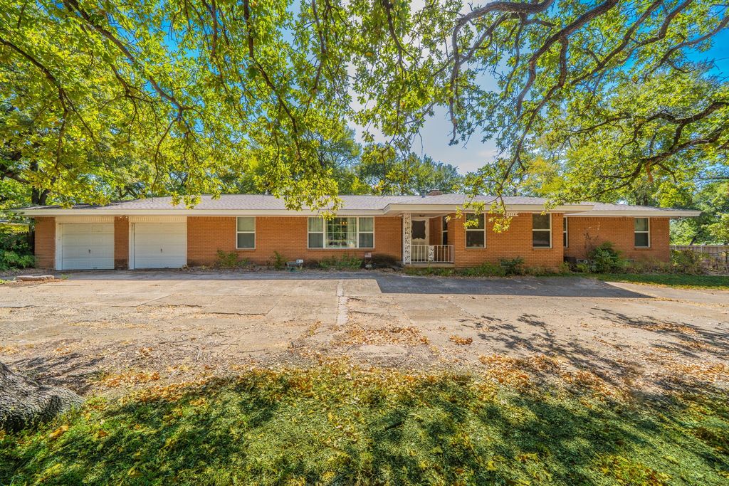 2314 Ingleside Drive, Grand Prairie, TX 75050 — exterior