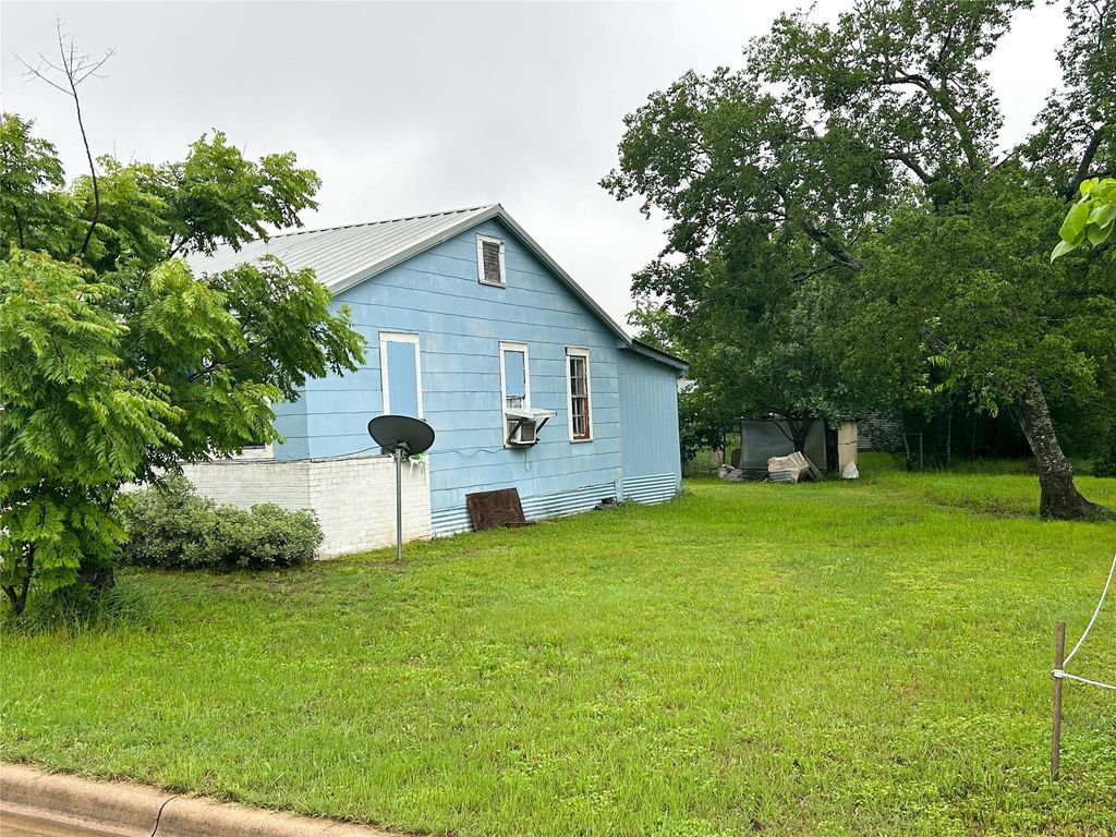 540 W Hempstead ST, Giddings, TX 78942