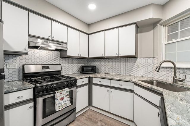1028 Rockport Drive, Carol Stream, IL 60188