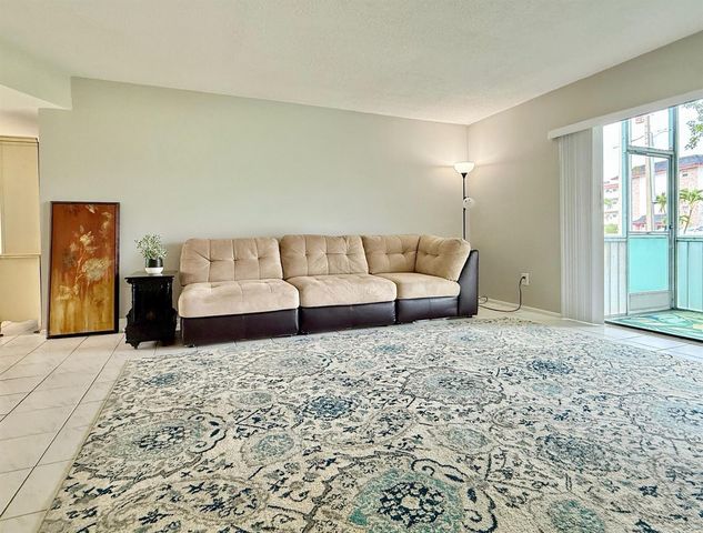 4401 NW 41st Street 104, Lauderdale Lakes, FL 33319