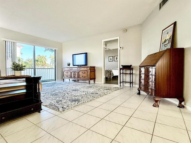 4401 NW 41st Street 104, Lauderdale Lakes, FL 33319