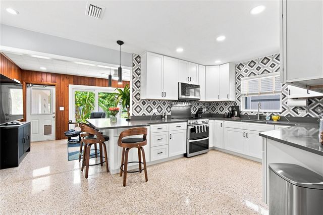 3005 10TH AVENUE N, St Petersburg, FL 33713