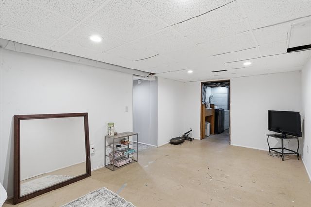 2214 50th Street, Des Moines, IA 50310