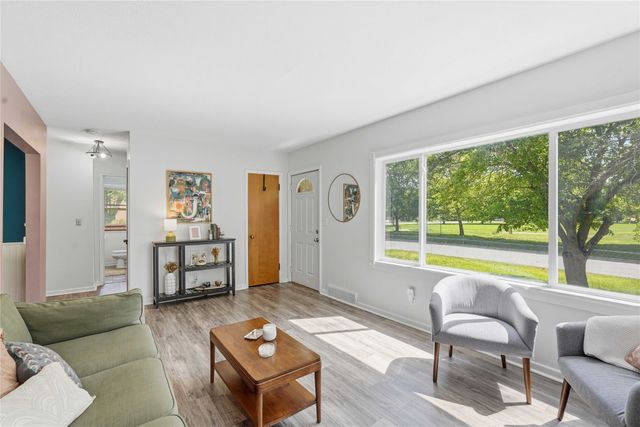 2214 50th Street, Des Moines, IA 50310
