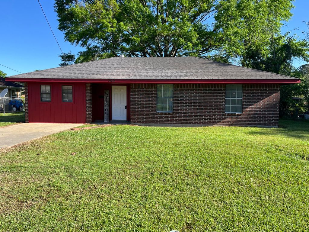 702 W North St, Leesville, LA 71446