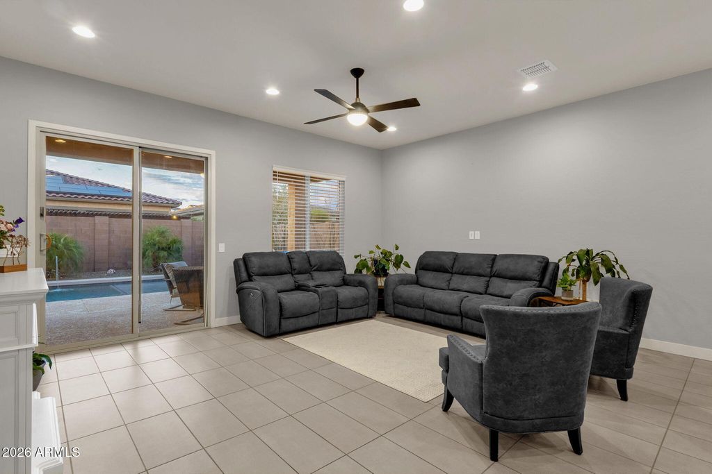 Image 10 of property listing at 7444 W SPUR Drive, Peoria, AZ 85383