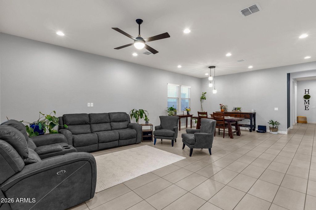 Image 12 of property listing at 7444 W SPUR Drive, Peoria, AZ 85383