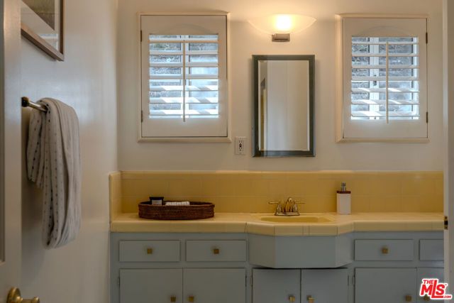 1115 N Beverly Glen Boulevard, Los Angeles, CA 90077