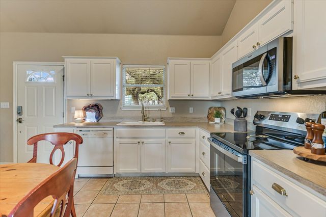 207 River Oaks DR, Wimberley, TX 78676