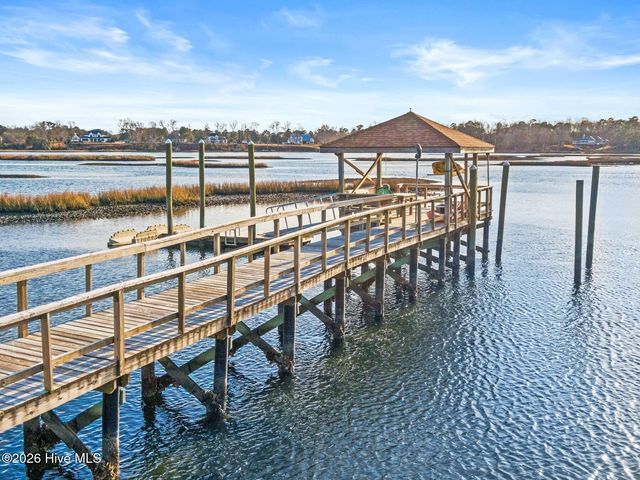 400 S Kingfisher Lane S, Hampstead, NC 28443