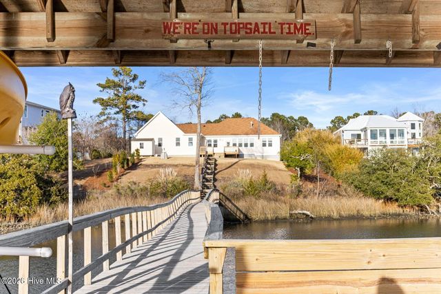 400 S Kingfisher Lane S, Hampstead, NC 28443