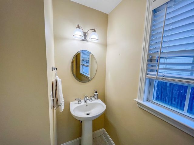 20 Russell St 1, Waltham, MA 02453