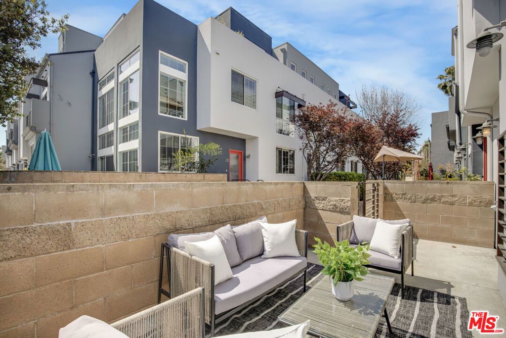 Image 2 of property listing at 5300 Playa Vista Drive 6, Playa Vista, CA 90094