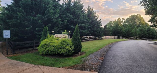2 Shoreside Dr, Smithville, TN 37166