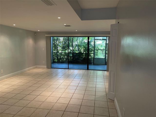 8843 SPRINGTREE LAKES Drive, Sunrise, FL 33351