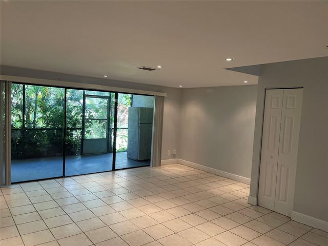 8843 SPRINGTREE LAKES Drive, Sunrise, FL 33351