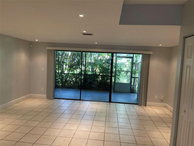8843 SPRINGTREE LAKES Drive, Sunrise, FL 33351
