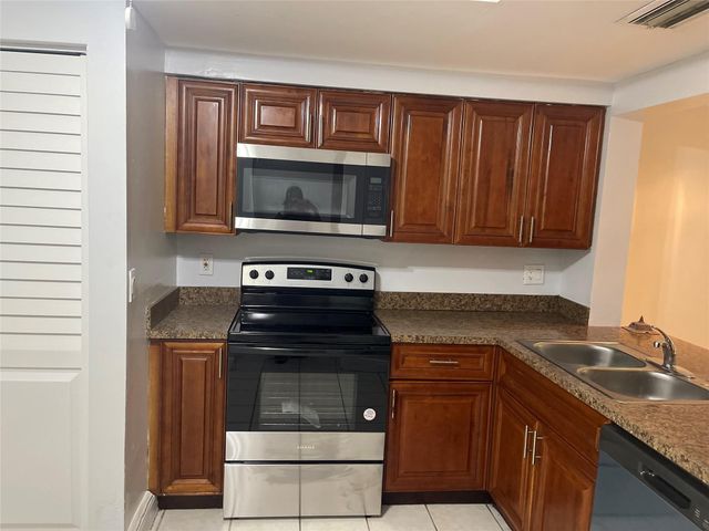 8843 SPRINGTREE LAKES Drive, Sunrise, FL 33351