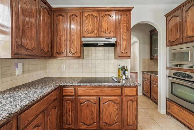 5856 Summerwood Drive, Grand Prairie, TX 75052