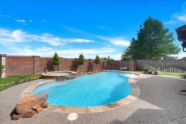 5856 Summerwood Drive, Grand Prairie, TX 75052