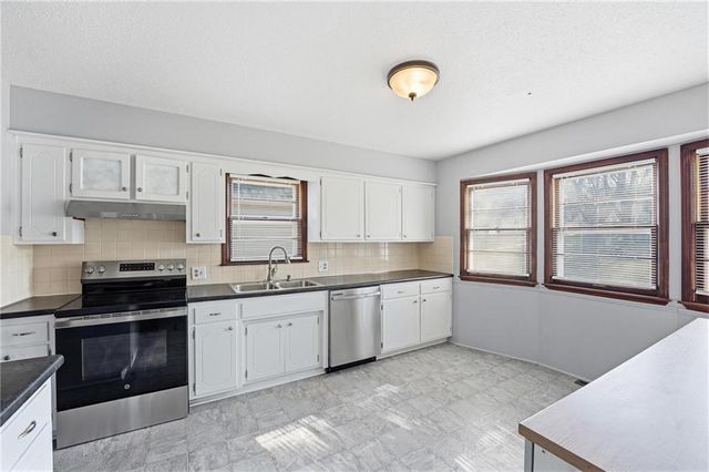 10401 W 93rd Terrace, Overland Park, KS 66214