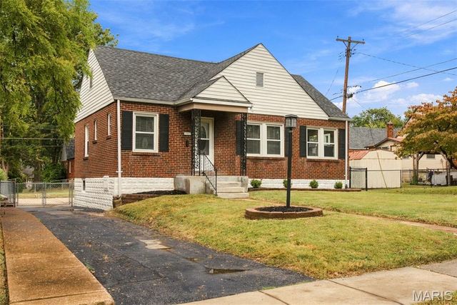 8901 Oneida Lane, St Louis, MO 63114