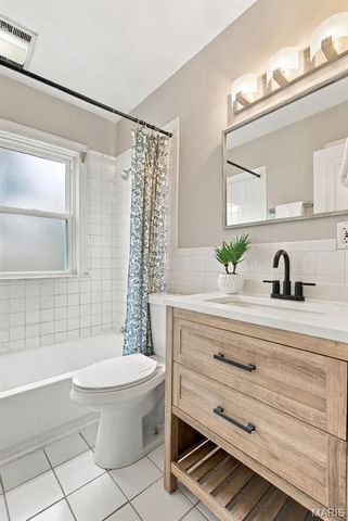 8901 Oneida Lane, St Louis, MO 63114