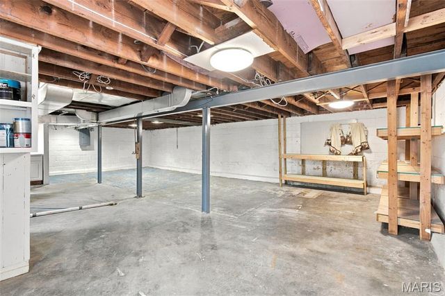 8901 Oneida Lane, St Louis, MO 63114