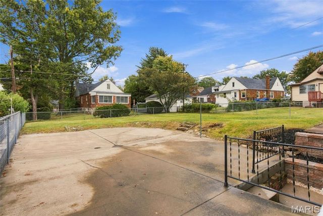 8901 Oneida Lane, St Louis, MO 63114