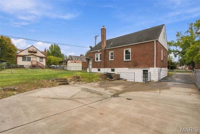 8901 Oneida Lane, St Louis, MO 63114