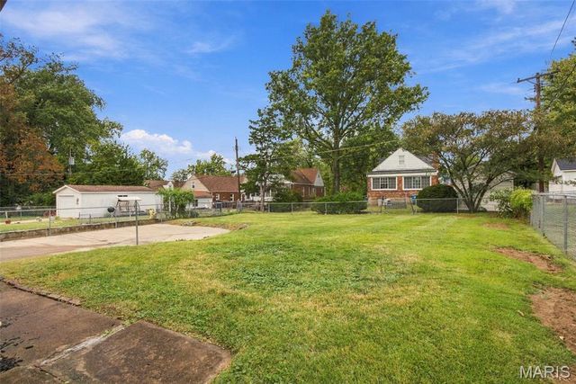 8901 Oneida Lane, St Louis, MO 63114