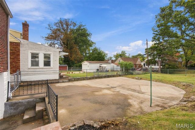 8901 Oneida Lane, St Louis, MO 63114