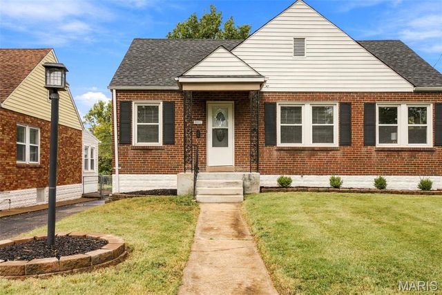 8901 Oneida Lane, St Louis, MO 63114