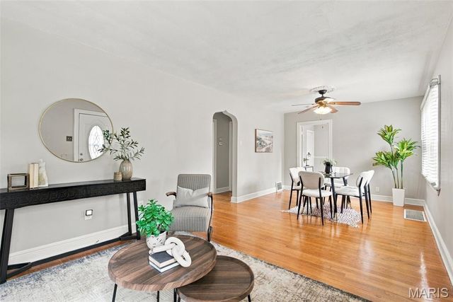 8901 Oneida Lane, St Louis, MO 63114