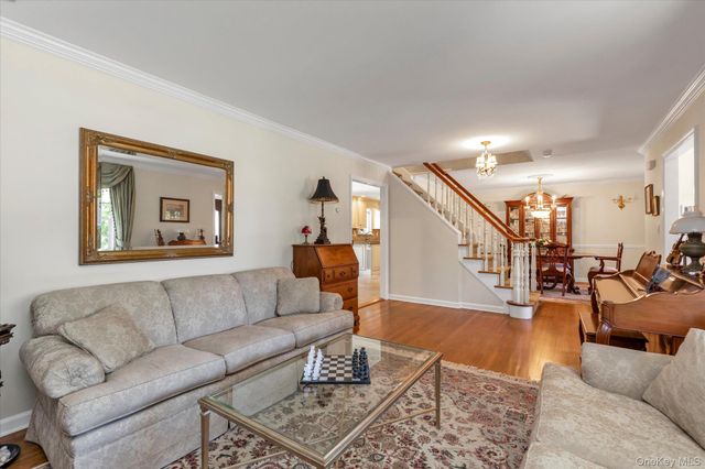 13 Darby Place, Glen Head, NY 11545