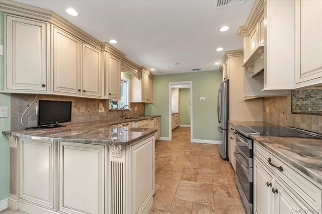 13 Darby Place, Glen Head, NY 11545