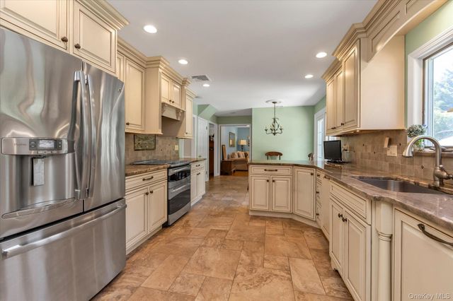 13 Darby Place, Glen Head, NY 11545