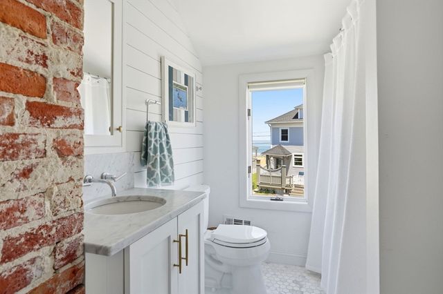26 Manomet Ave, Hull, MA 02045