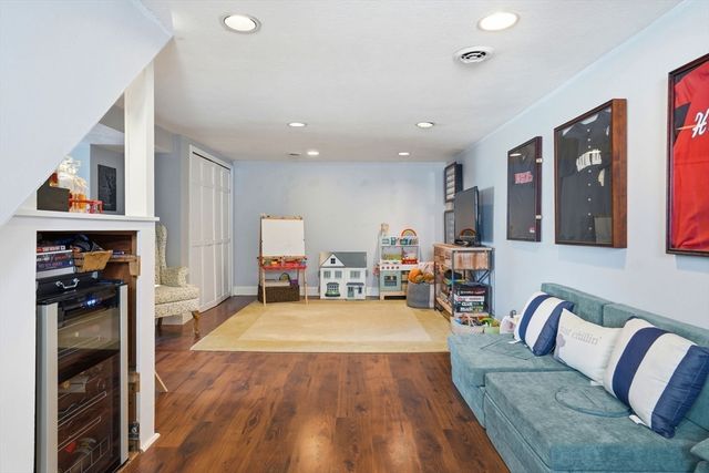 26 Manomet Ave, Hull, MA 02045