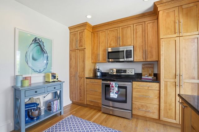 26 Manomet Ave, Hull, MA 02045