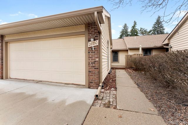 2880 Lakewood Drive, Trenton, MI 48183