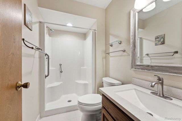 2880 Lakewood Drive, Trenton, MI 48183