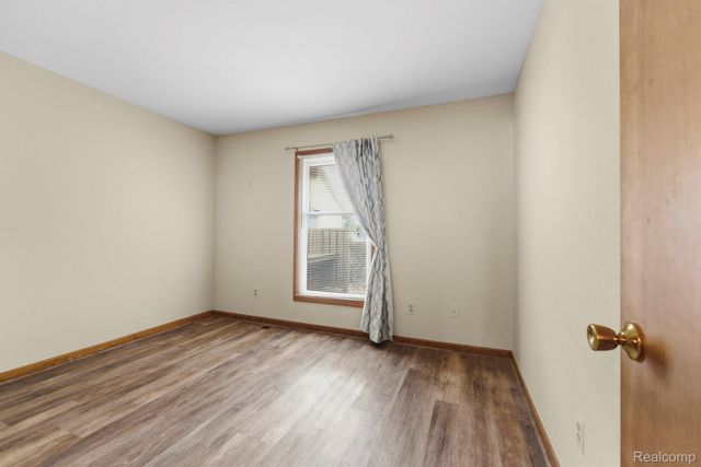 2880 Lakewood Drive, Trenton, MI 48183