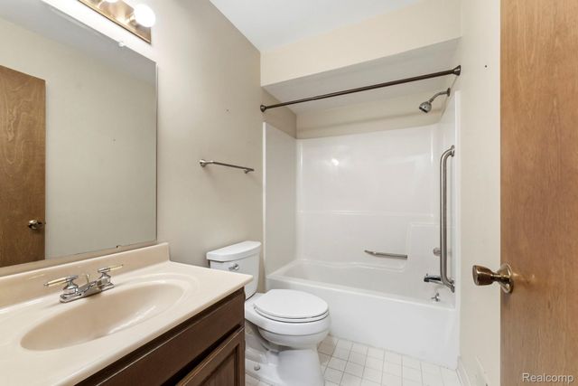 2880 Lakewood Drive, Trenton, MI 48183