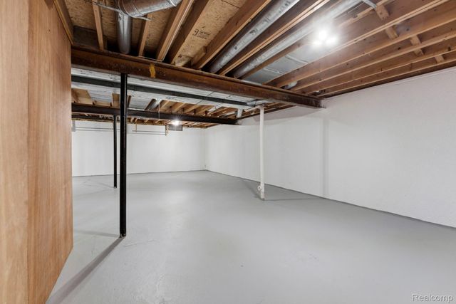 2880 Lakewood Drive, Trenton, MI 48183