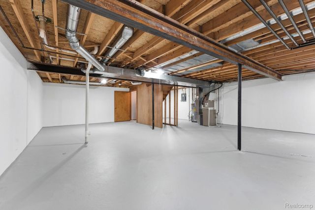 2880 Lakewood Drive, Trenton, MI 48183