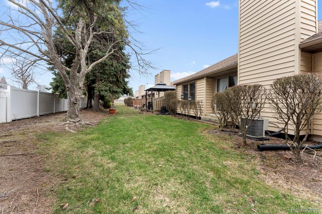 2880 Lakewood Drive, Trenton, MI 48183