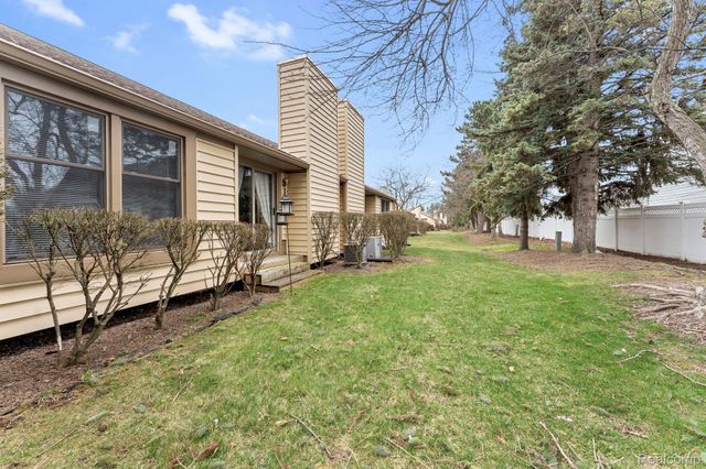 2880 Lakewood Drive, Trenton, MI 48183